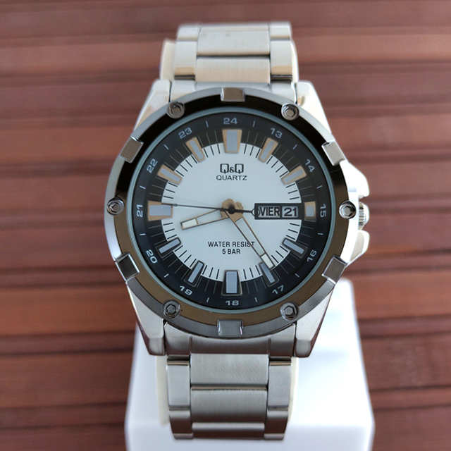 A150J401Y Q&Q men's analog wrist watch in stainless steel chain